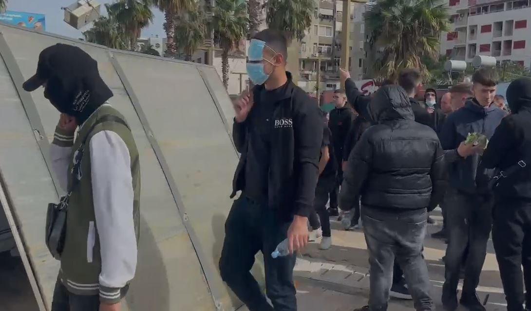 Protesta e gjimnazistëve dhe studentëve në Durrës, digjen kosha dhe pemë! Thyhet dera e Prefekturës