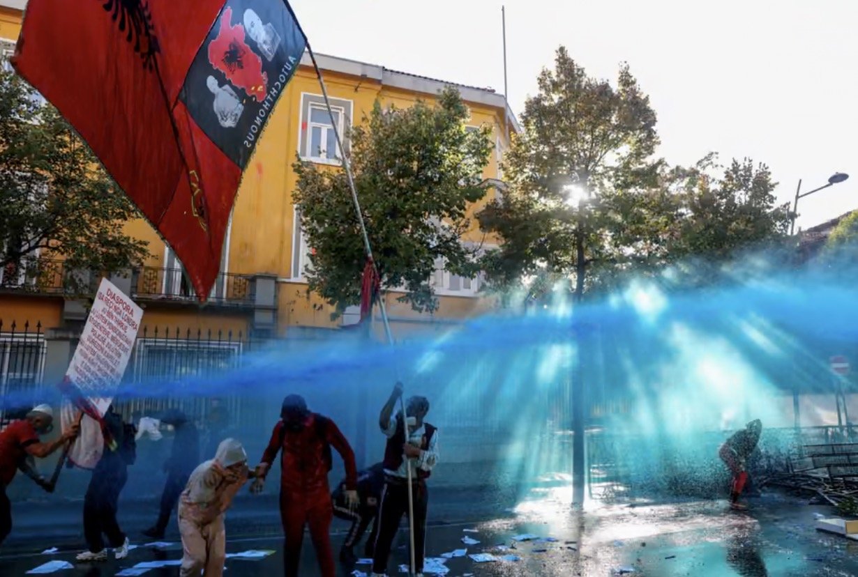 LIVE: Revolta kundër Ramës trondit Tiranën, protestuesit nuk zmbrapsen - tensionet rriten edhe në Durrës