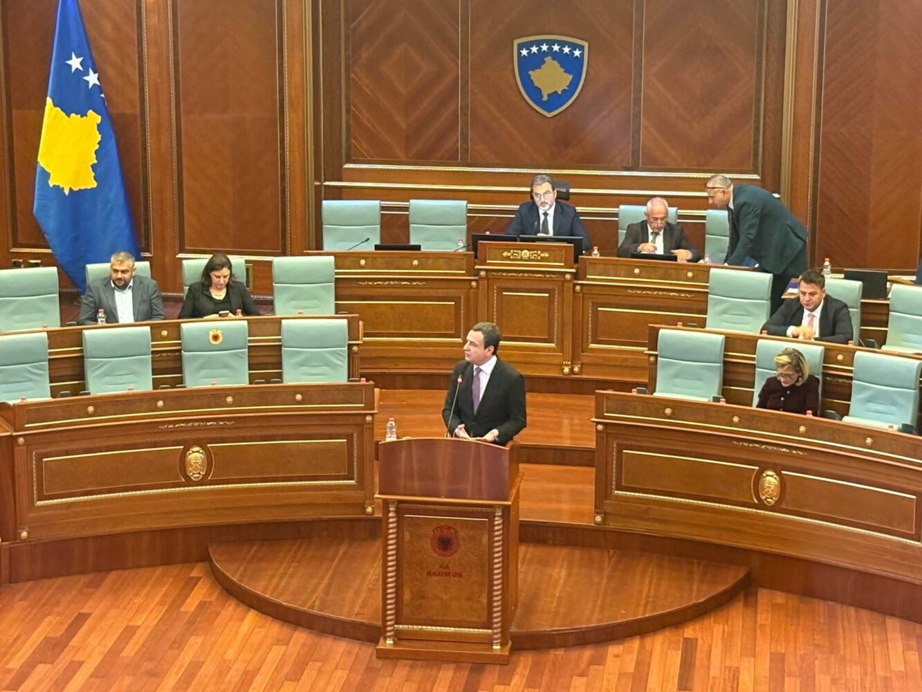 Kurti: 15 zyrtarë serbë ankuan transferimet, katër u larguan nga shërbimi civil pa shkelje