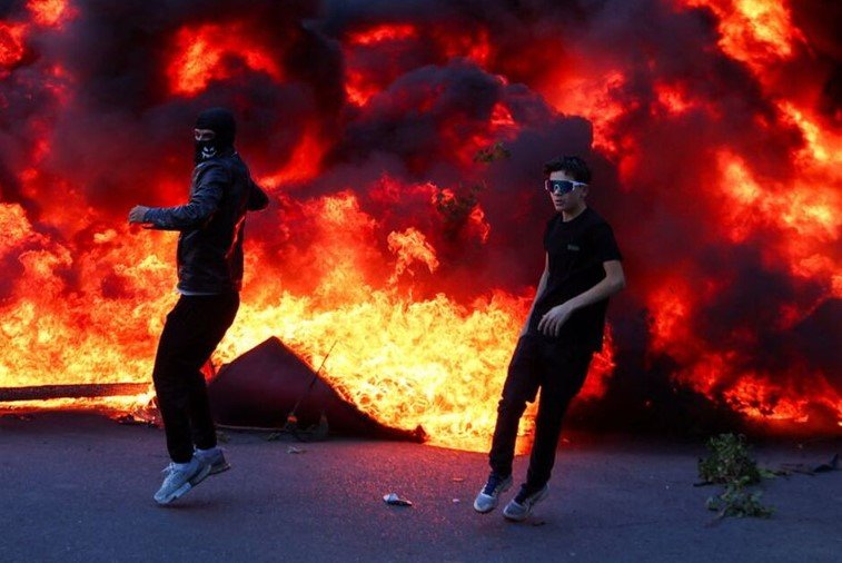 “Qeveria më e korruptuar që ka parë vendi”/ BBC jehonë protestës në Tiranë: Studentët protestues sulmojnë ndërtesat qeveritare në Shqipëri
