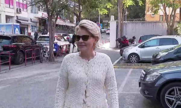 Monika Kryemadhi paraqitet në SPAK, batuta me kameramanët: S’qenkeni në protestë sot, paskeni shpëtuar?