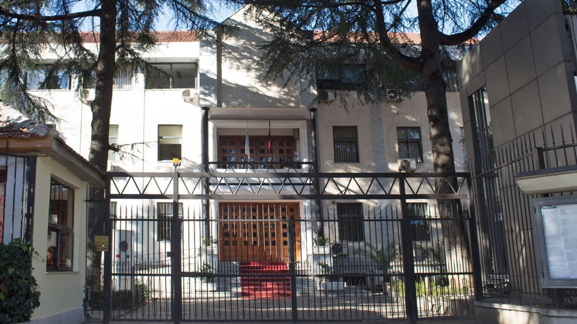 Protesta e përshkallëzuar në Tiranë, Gjykata e Apelit njofton personelin të largohen nga institucioni