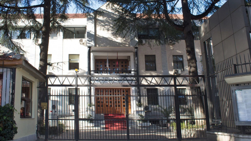 Protesta e përshkallëzuar në Tiranë  Gjykata e Apelit njofton personelin të largohen nga institucioni