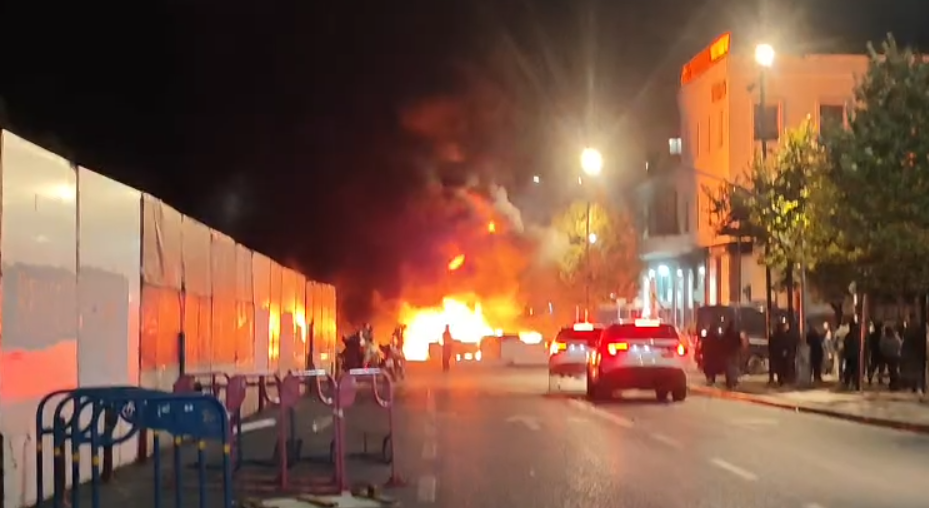 Protestuesit u vënë flakën koshave të mbeturinave dhe një kioske te 9-katëshet