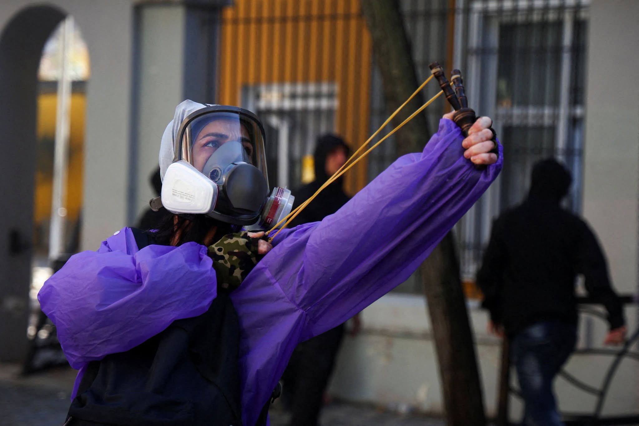 QSUT: 11 të lënduar nga protesta, mes tyre 3 të mitur, 3 efektivë dhe 2 kalimtarë