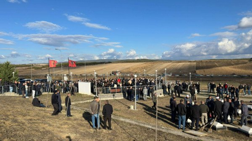 Pas 27 vjetësh pritjeje rivarroset Heroi i Kosovës Idriz Rrecaj