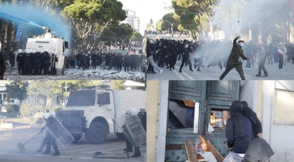 Përplasje e fortë te kryeministria, protestuesit breshëri gurësh, policia me ujë me piper dhe gaz lotsjellës