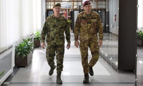 ​Komandanti i KFOR-it Vergori u takua me kreun e ushtrisë së Serbisë: Për ruajtjen e bashkëpunimit profesional