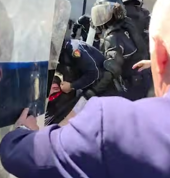 Pamje të rënda nga protesta para Ministrisë së Arsimit/ Dhjetëra policë rrethojnë adoleshentin dhe e tërheqin zvarrë në rrugë