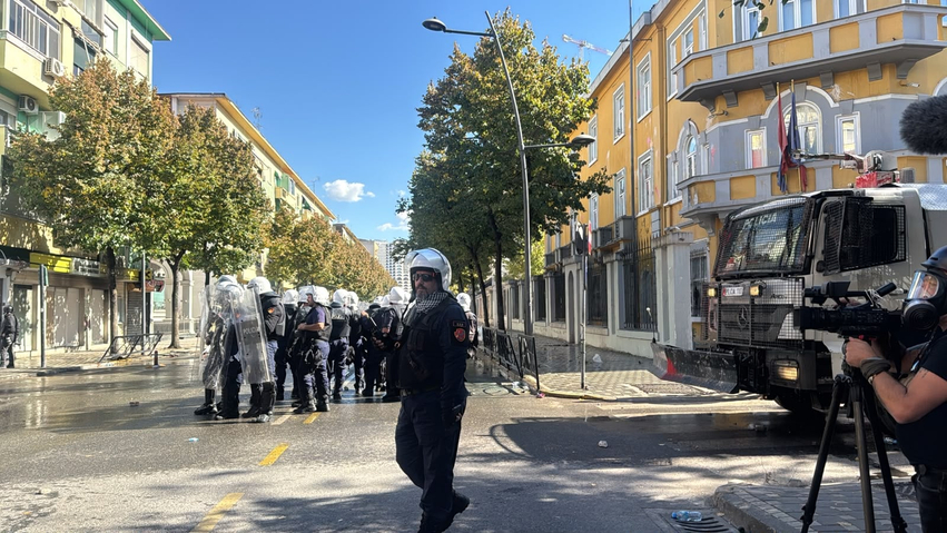 Nis tensioni te Ministria e Arsimit  policia shpërndan protestuesit me gaz lotsjellës dhe ujë me presion pasi goditën me gurë