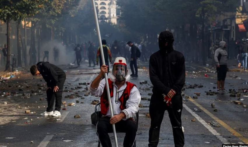 Nga studentët te pensionistët  çfarë i bashkon protestuesit në Tiranë 