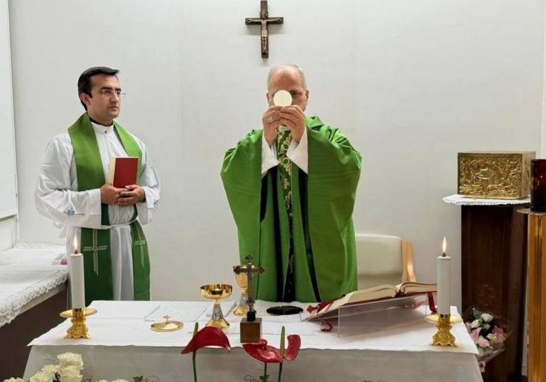 Papa Leone shfaqet për herë të parë pas operacionit, kremton Meshën në spital