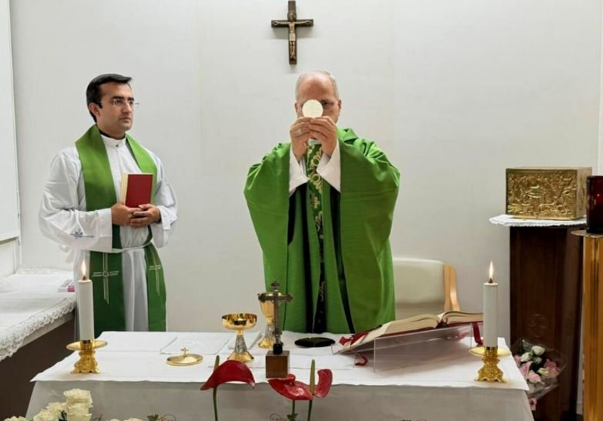 Papa Leone shfaqet për herë të parë pas operacionit  kremton Meshën në spital