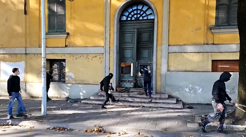 Përshkallëzohet protesta e studentëve, shkallmohet dera e Ministrisë së Ekonomisë dhe i vihet flaka