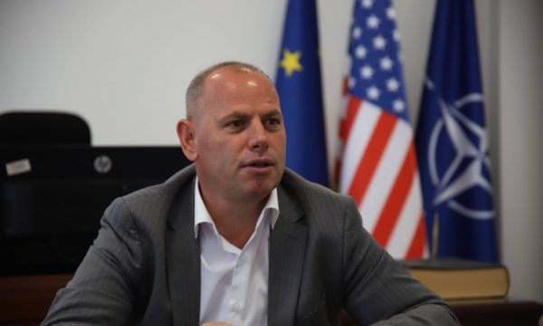 Lladrovci: Ndryshimi i qeverisjes bëhet me votë, jo me “digje, digje”