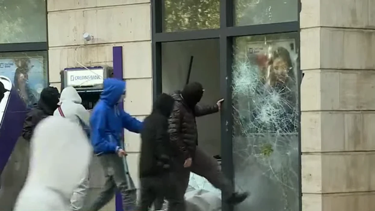 Mbi 15 filiale bankash të dëmtuara në Shqipëri