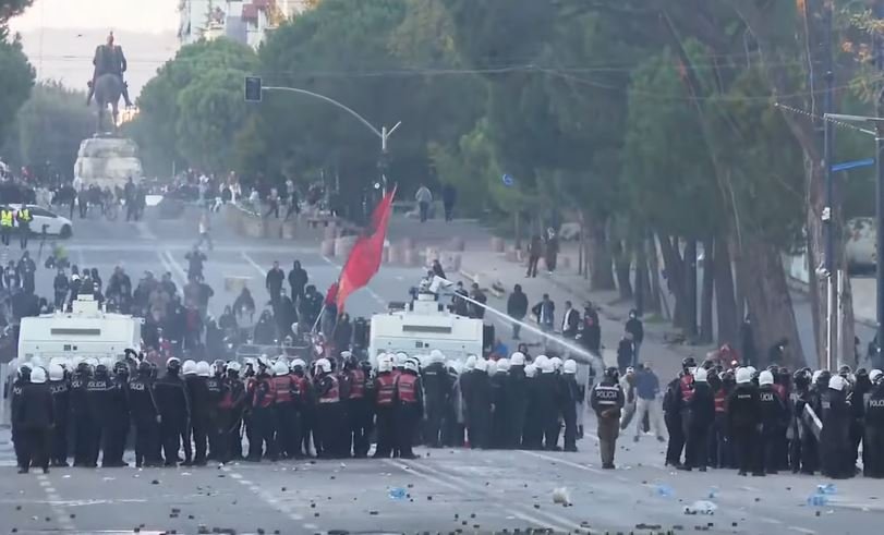Nisin arrestimet pas gazit lotsjellës te Kryeministria, policia ndjek të rinjtë në bulevard dhe te Piramida