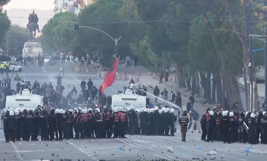 Nisin arrestimet pas gazit lotsjellës te Kryeministria  policia ndjek të rinjtë në bulevard dhe te Piramida