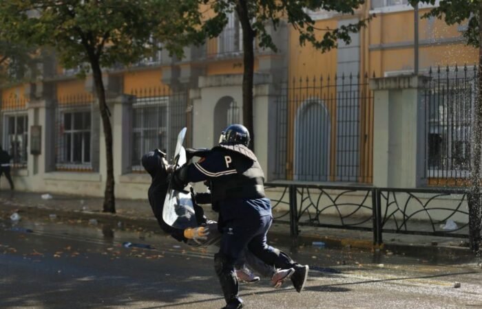 U përplas në tokë forcërisht dhe u dhunua brutalisht nga policia gjatë protestës/ “Dëmtim në kokë dhe humbje kujtese”, detaje nga gjendja shëndetësore e të riut