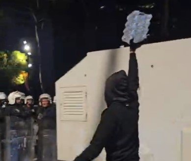 Momente solidariteti në protestë, protestuesit u ofrojnë ujë efektivëve të Policisë