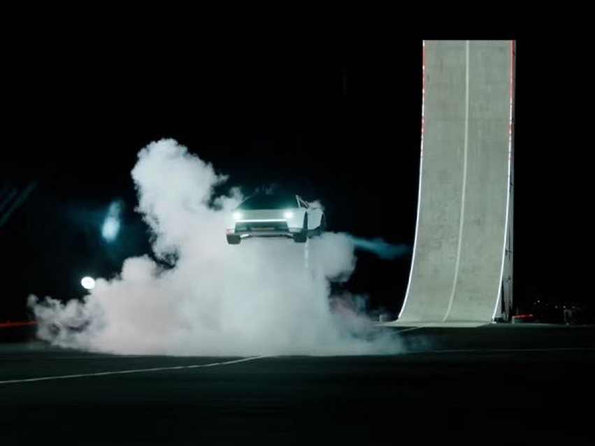 Tesla Roadsteri i ri fluturon falë motorëve shtytës të SpaceX