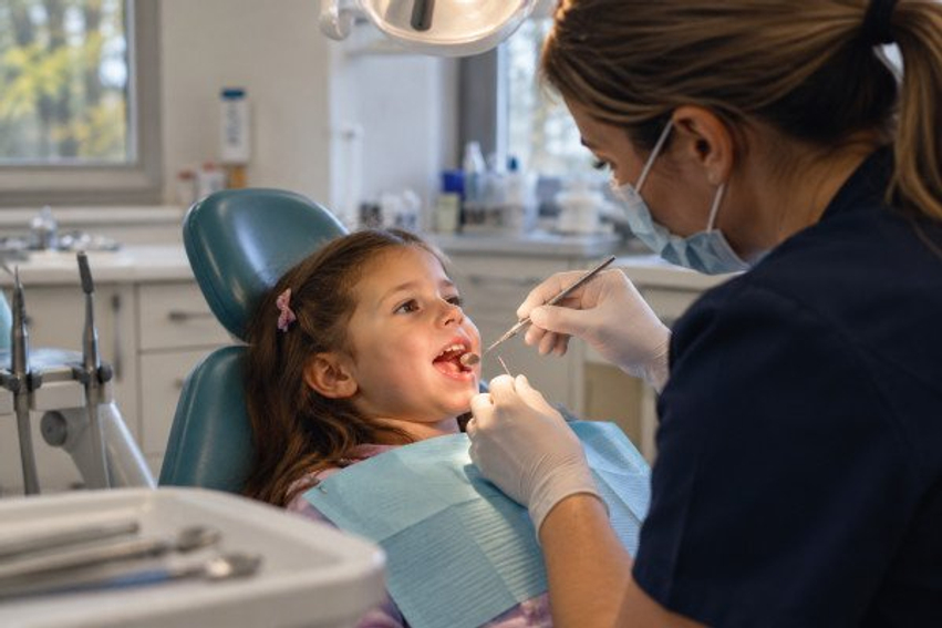 kur-duhet-ta-cojme-femijen-per-here-te-pare-te-dentisti-stomatologu-tregon-rendesine-e-kontrolleve-te-hershme