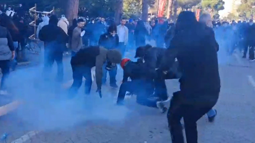 Tensione pranë Kryeministrisë  policia përdor ujë dhe spraj blu ndaj protestuesve