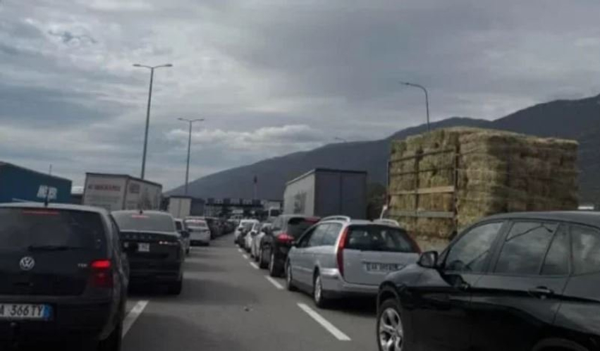 Fluks në pikën kufitare të Morinës  kontrolle për automjetet nga Kosova