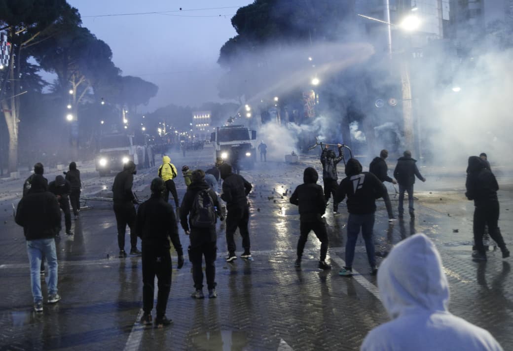 Jo vetëm Tirana! Nga jugu në veri, rinia shqiptare në revoltë! Çfarë ndodhi dje në kryeqytet dhe rrethe