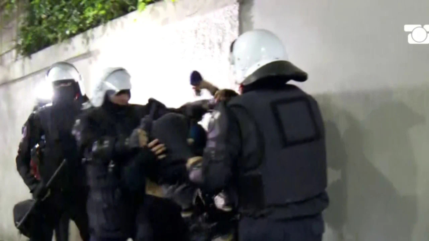 Policia ndjek protestuesit në rrugë  dy të rinj arrestohen me forcë nga FNSH para Ambasadës Zvicerane