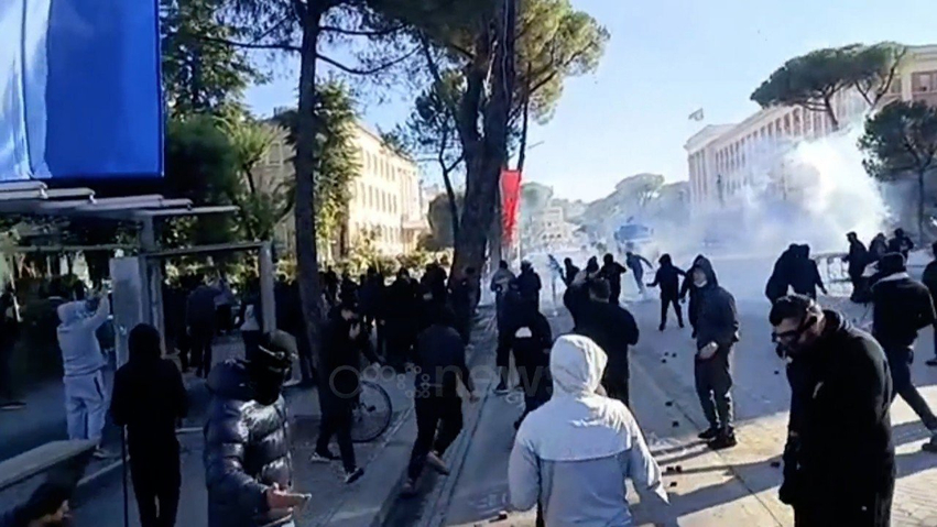 Tre protestues të lënduar dërgohen në Urgjencën e Traumës në Tiranë