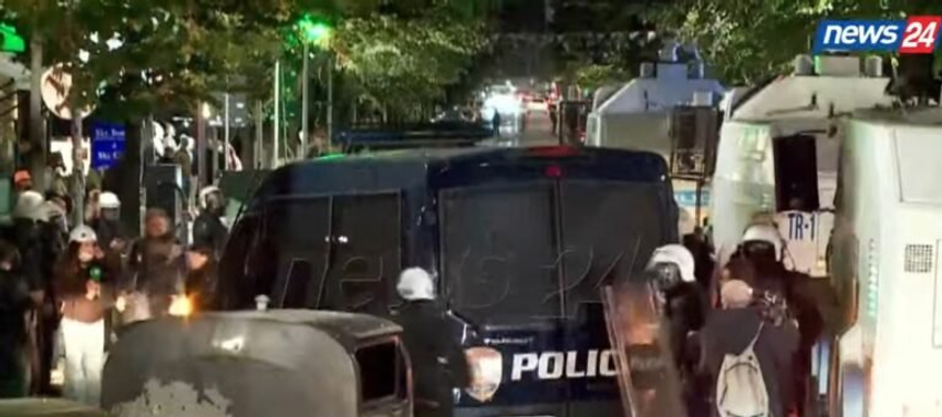 Policia e shpërndarë në disa zona në Tiranë  efektivët ndjekin të rinjtë  nisin shoqërimet e studentëve