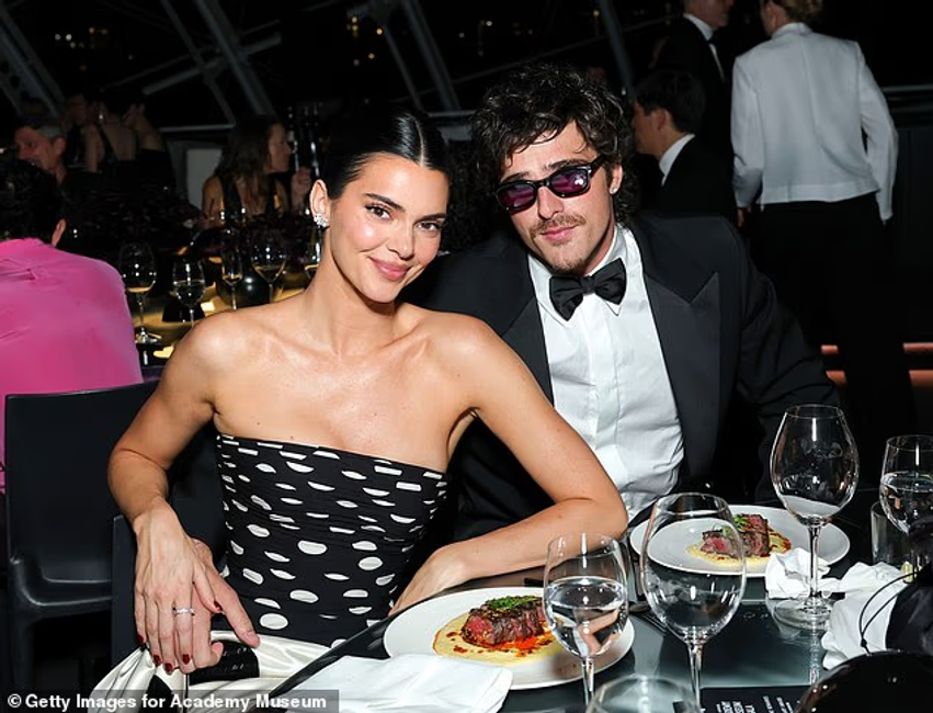 Kendall Jenner shfaqet e dashuruar me Jacob Elordin  çifti bën paraqitje të rrallë publike