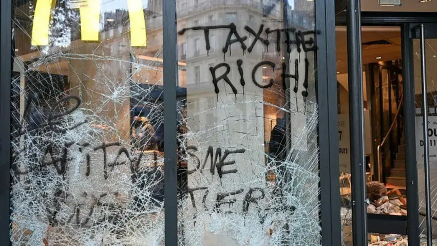 Pamje kaosi në Paris  makina të djegura e xhama të thyer