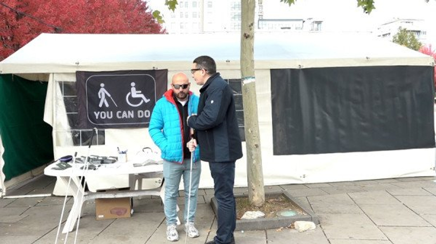 Për pak çaste pa shikim  përballë një realiteti tjetër   Qytetarët provojnë ecjen me shkop të bardhë