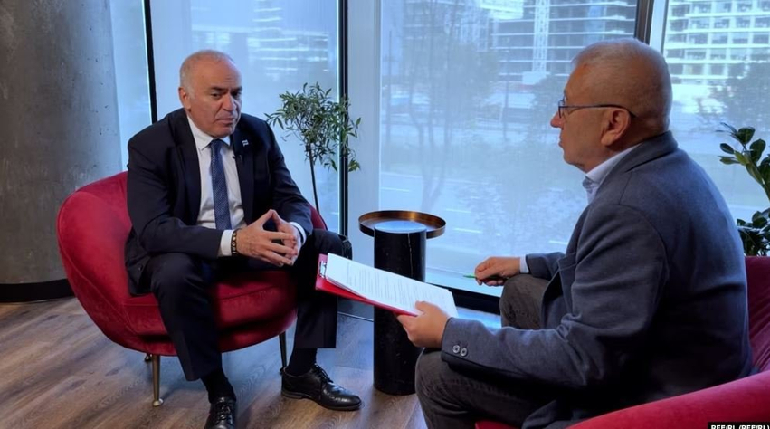 kasparov-bisedimet-me-putinin-jane-te-kota-lufta-eshte-baza-ideologjike-e-pushtetit-te-tij