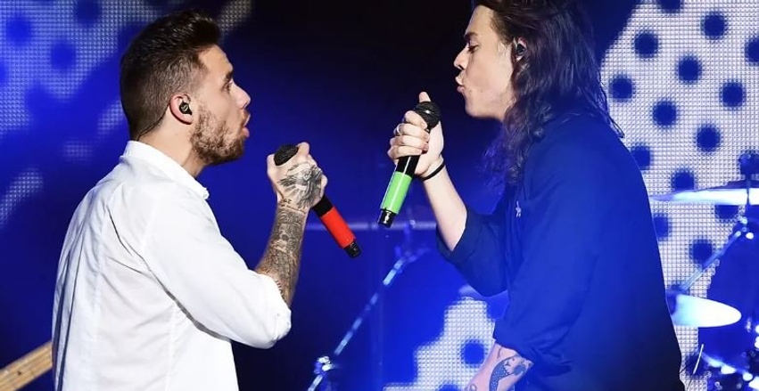 harry-styles-perlotet-ne-skene-performon-per-here-te-pare-kengen-e-papublikuar-ne-nder-te-mikut-te-tij-liam-payne