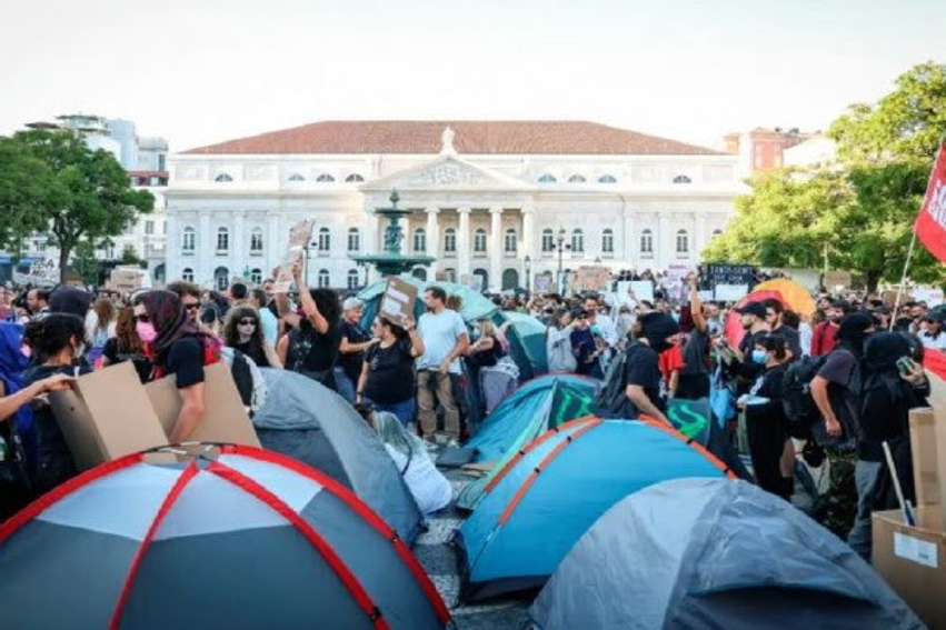Protestuesit ngrenë kampe me tenda në Lisbonë dhe Porto kundër rritjes së kostos së banesave