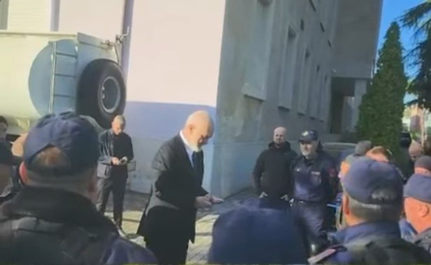 Rama me efektivët e policisë  Durim dhe vetëpërmbajtje me të rinjtë  forcë ndaj gurëhedhësve dhe zjarrvënësve