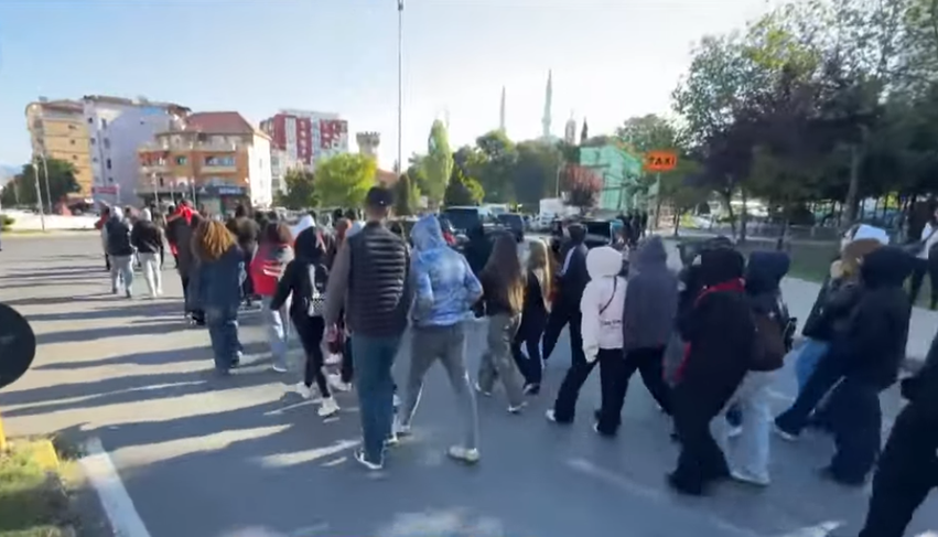  Rama jep dorëheqjen    Të rinjtë e Shkodrës ngrihen sërish në protestë  bëjnë thirrje kundër qeverisë