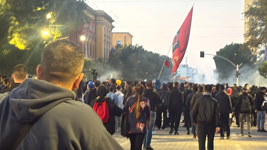 Plasin kapsollat e para në Bulevard  hidhet edhe molotov  protestuesit marshojnë drejt sheshit  Skënderbej 