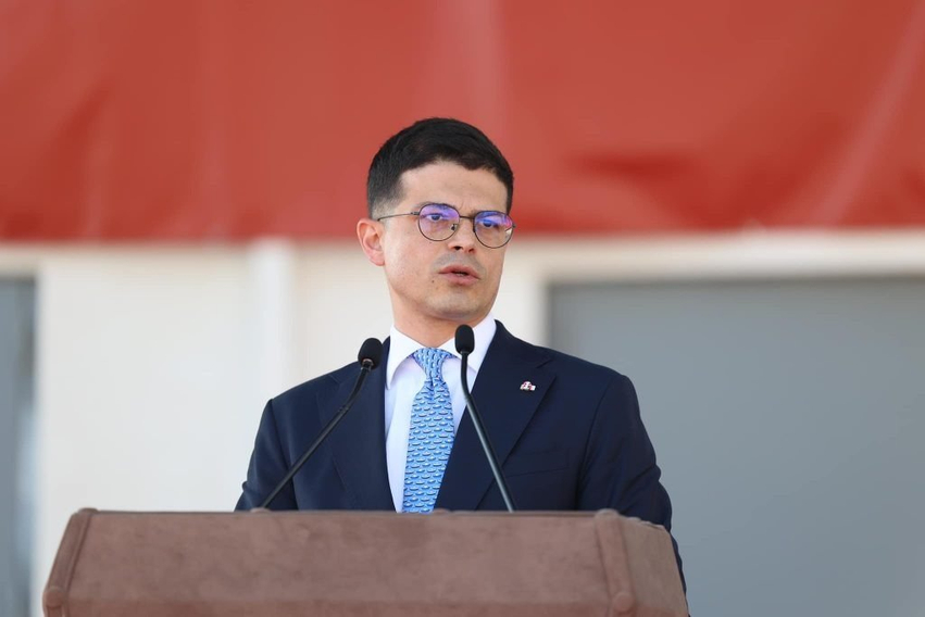 Shpërblimi për policët  Vengu  Edhe arsimtarët  ushtarakët  mjekët e zjarrfikësit në krye të piramidës së pagave