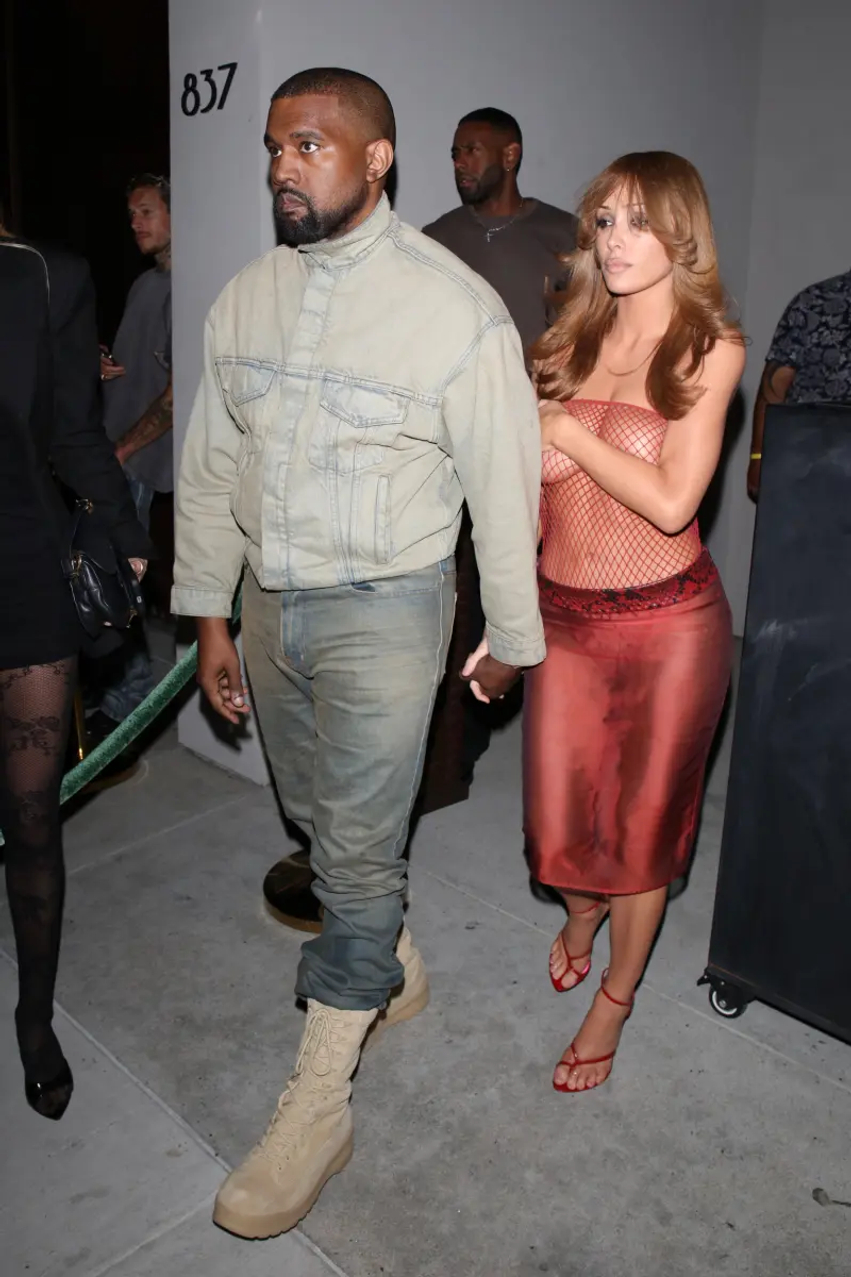 Bianca Censori shfaqet me veshje rrjetë në krah të Kanye Westit