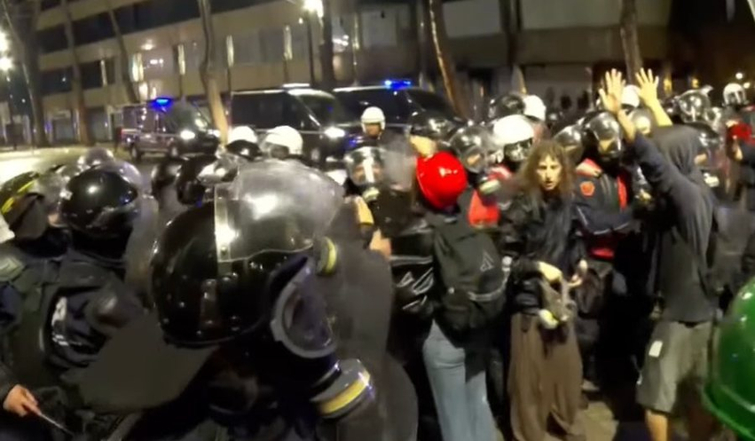 Bulevardi kthehet në arenë përleshjesh  vajzat përballen fizikisht me policinë  nisin arrestimet