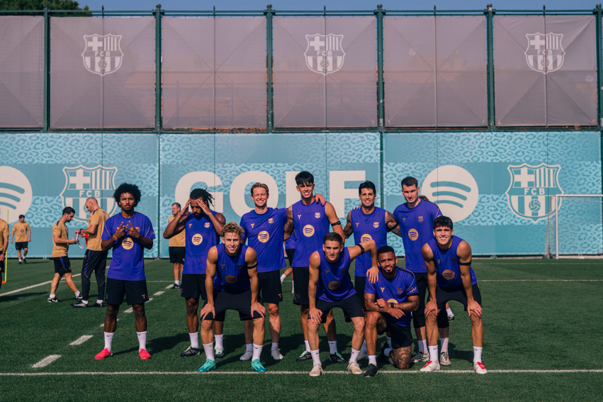 Barcelona rikthen fanellën portokalli për sfidën ndaj PSG së