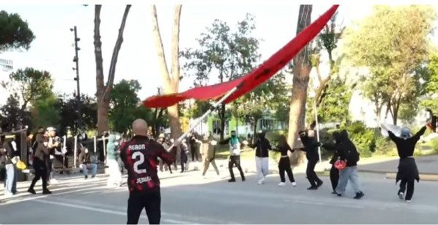 Protestuesit dhe policia në paqe  të rinjtë ia marrin valles para Kryeministrisë