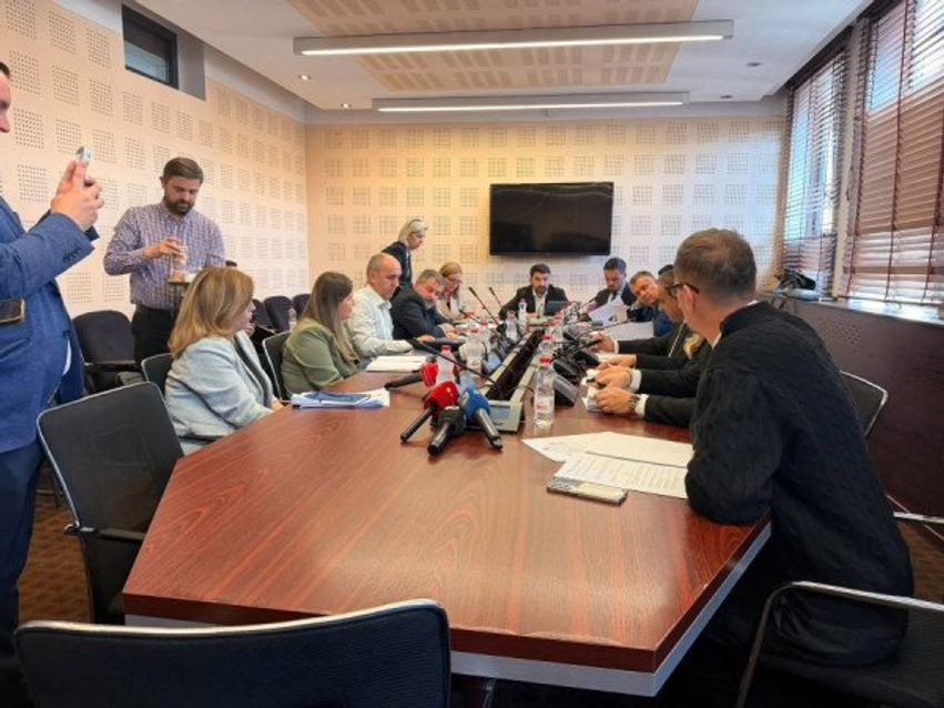 Përplasje në Komision për KPMShCK në  Bajrami e pyet anëtarin  A po na kallëzon në cilën parti je 