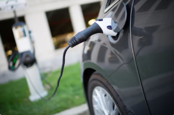 ​Volkswagen tërheq mbi 70,000 automjete elektrike në të gjithë botën për shkak të baterive me defekt