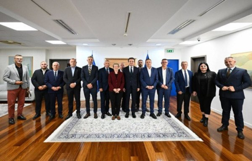 partite-shqiptare-te-lugines-bashkohen-ne-fushate-per-perfaqesim-me-te-fuqishem