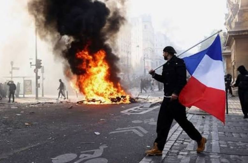 Kaosi në Paris  policia franceze merr përsipër ndeshjen PSG   Barcelona